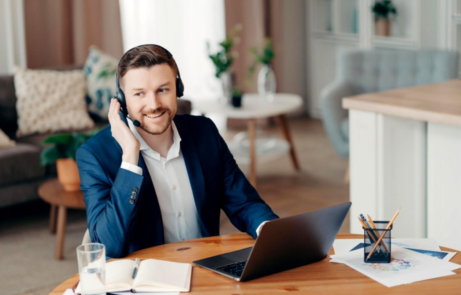 Ambiente di apprendimento moderno con postazioni per game design e sviluppo 3D